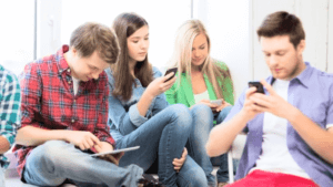 группа молодых людей сосредоточена на своих смартфонах