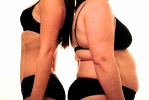 deux femmes de corpulence différente dos à dos 