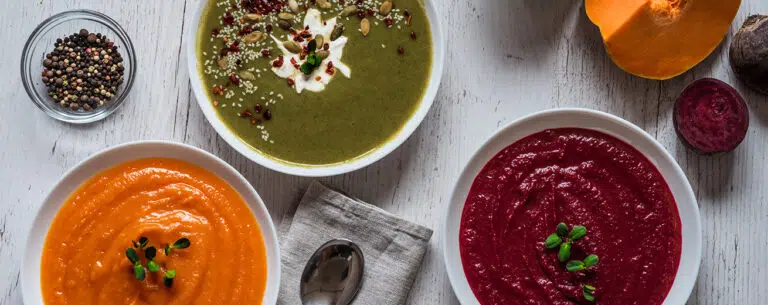 Verschillende veganistisch eten. Kleurrijke groenten crème soepen en ingrediënten voor soep.