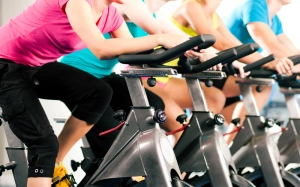 groep vrouwen op fietstrainer doen aan indoor spinning