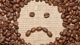 cafeïne bonen illustreren een ongelukkig gezichtje op tafel