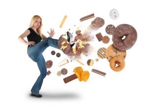 vrouw trapt tegen suikerrijke voedingsmiddelen