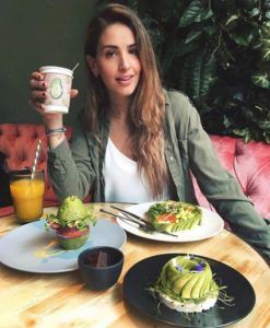 Vrouw geniet van avocado recepten in een avocado restaurant 
