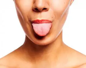 Volwassen vrouw steekt tong uit