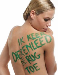 Naakte vrouw draagt een anti-dierenleed tekst op haar rug 