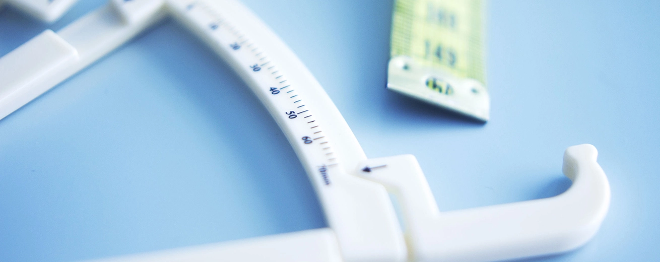 Huidplooimeter en meetlint voor het meten van de taille, lichaamsvetniveaus voor fitness- en obesitas