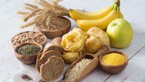 voedingsmiddelen met complexe koolhydraten op houten tafel