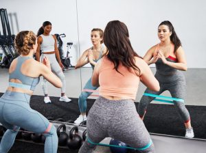 sportende vrouwen in sportschool doen een weerstandsband workout