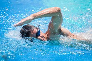 zwemmende man met duikbril